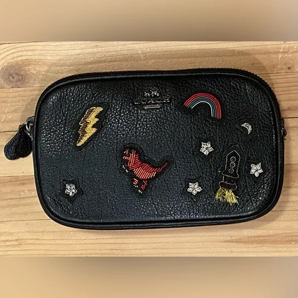 Coach CROSSBODY CLUTCH IN GRAIN LEATHER WITH SOUVENIR EMBROIDERY - Picture 2 of 12